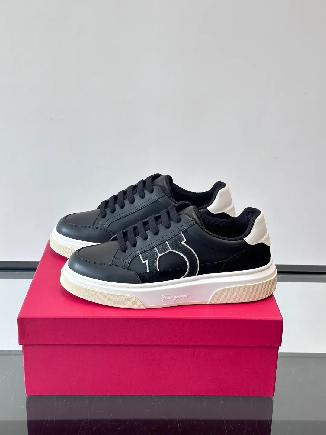 P420 Ferragamo Gancini sneakers Men's Ferragamo Gancini series low-top sneakers, leather + suede stitching, with the iconic Gancini buckle on the side, simple and classy. The thick-soled design is comfortable to wear and can quietly increase your height. It is very versatile for daily casual wear! ◎size: 38-46 (45.46 is custom-made and cannot be returned or exchanged) No. 004